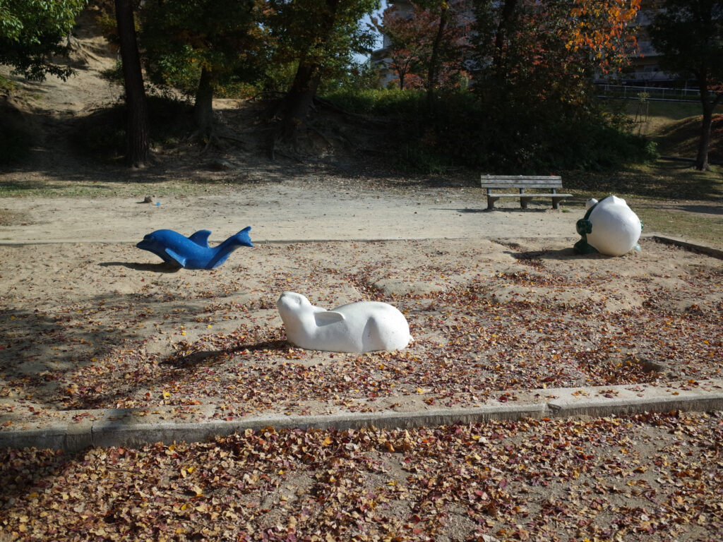 津雲公園の砂場と動物たち
